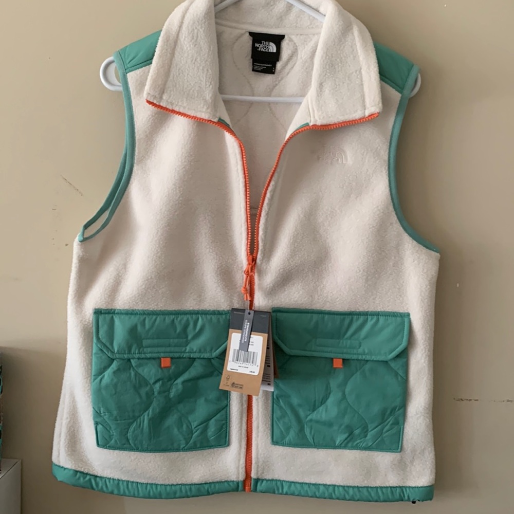 White Northface size Large Women’s,, very nice never worn with tags